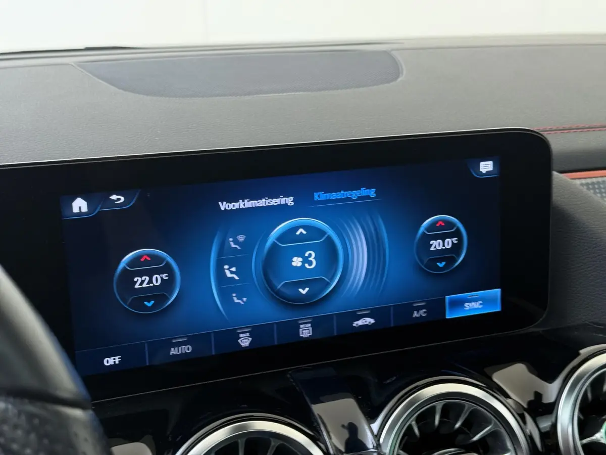 250 Business Solution AMG 67 kWh Panoramadak / Keyless / Privacy Glass / Parkeercamera / Sfeerverlichting / Elektr. Kofferklep / Stoelverwarming