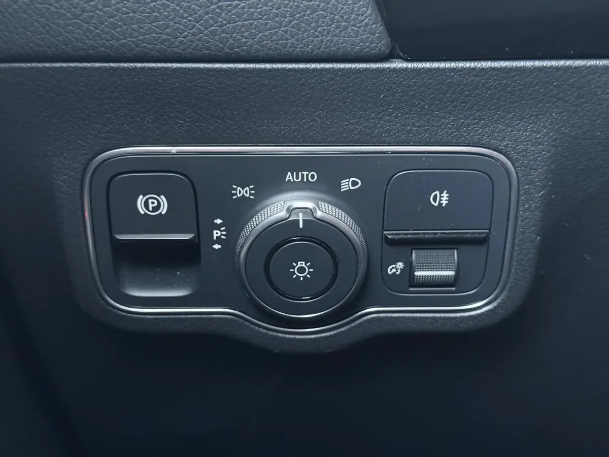 250 Business Solution AMG 67 kWh Panoramadak / Keyless / Privacy Glass / Parkeercamera / Sfeerverlichting / Elektr. Kofferklep / Stoelverwarming