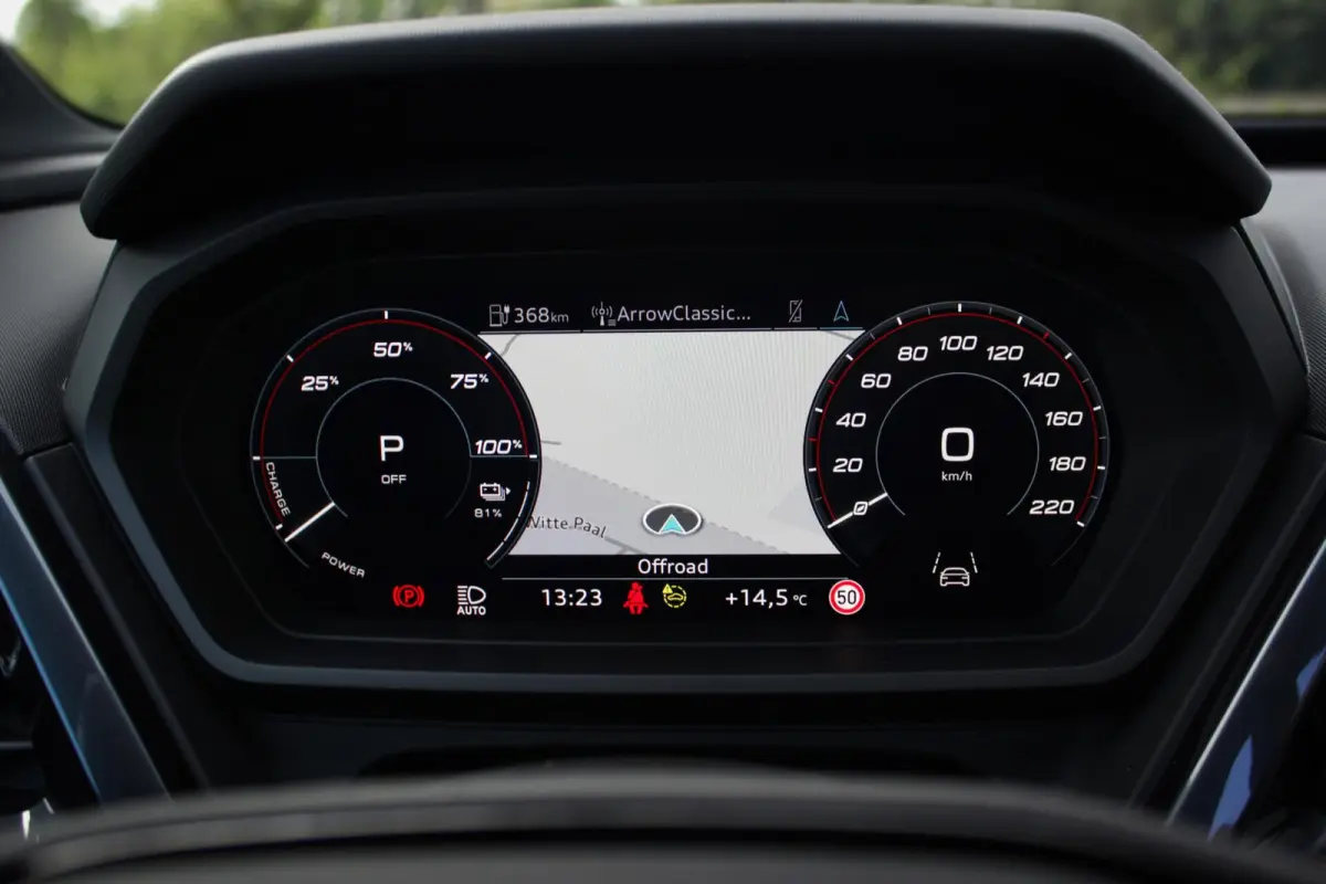40 Advanced edition 77 kWh // 97,4% SoH | S-line | Panoramadak | Black Optic | Camera | Smartphone pakket | Keyless Advanced