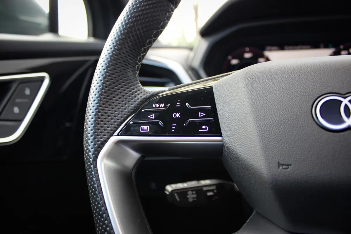40 Advanced edition 77 kWh // 97,4% SoH | S-line | Panoramadak | Black Optic | Camera | Smartphone pakket | Keyless Advanced