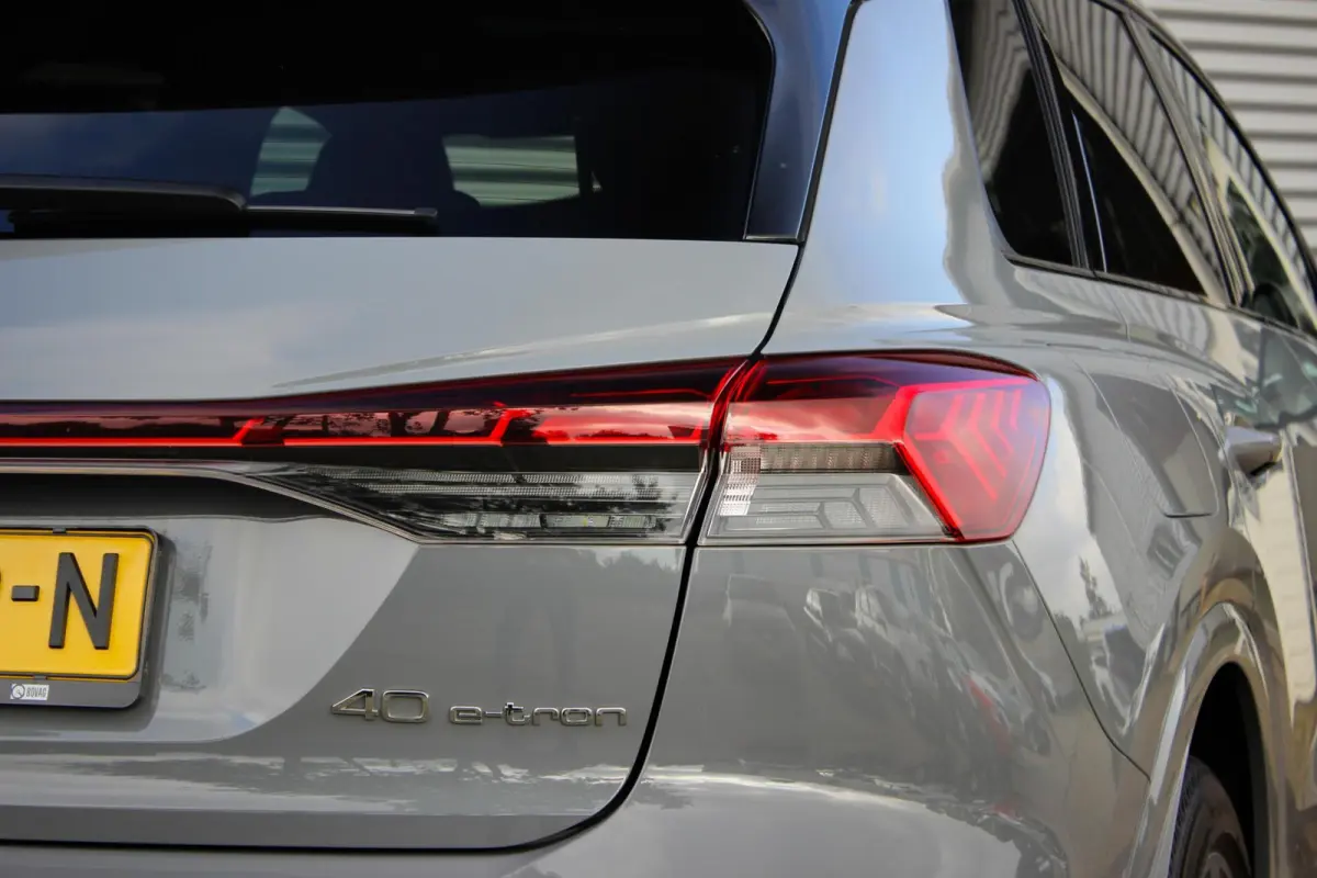 40 Advanced edition 77 kWh // 97,4% SoH | S-line | Panoramadak | Black Optic | Camera | Smartphone pakket | Keyless Advanced