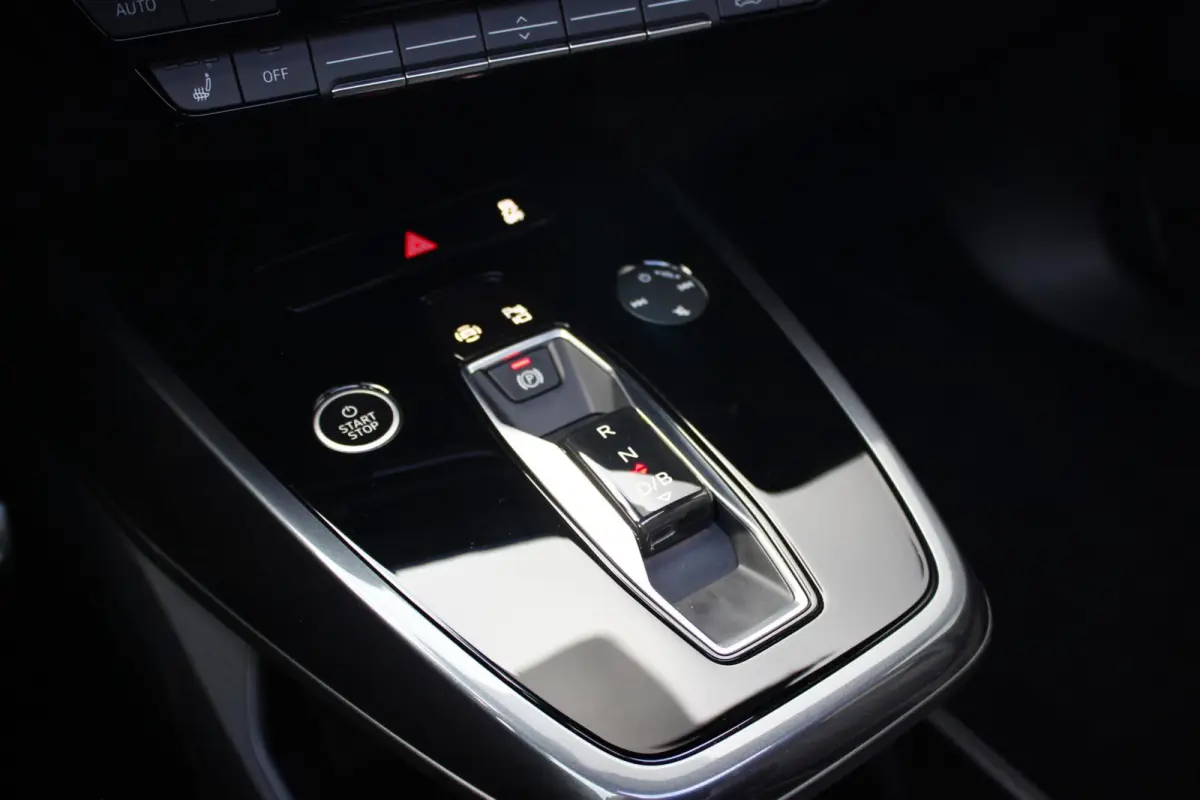 40 Advanced edition 77 kWh // 97,4% SoH | S-line | Panoramadak | Black Optic | Camera | Smartphone pakket | Keyless Advanced