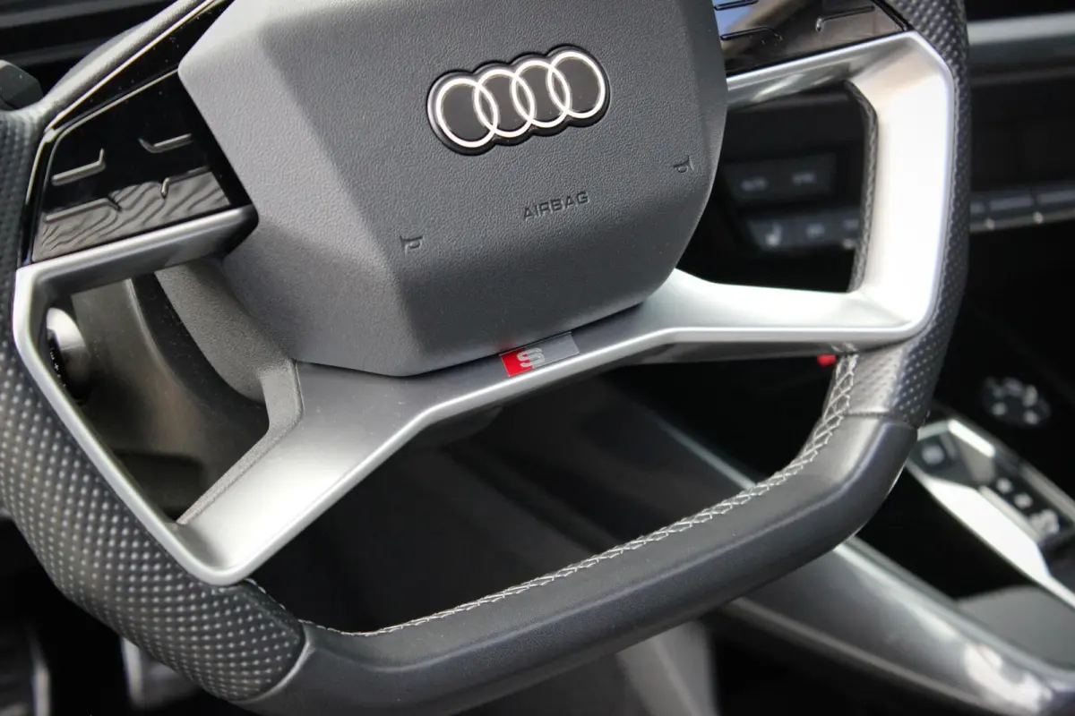 40 Advanced edition 77 kWh // 97,4% SoH | S-line | Panoramadak | Black Optic | Camera | Smartphone pakket | Keyless Advanced
