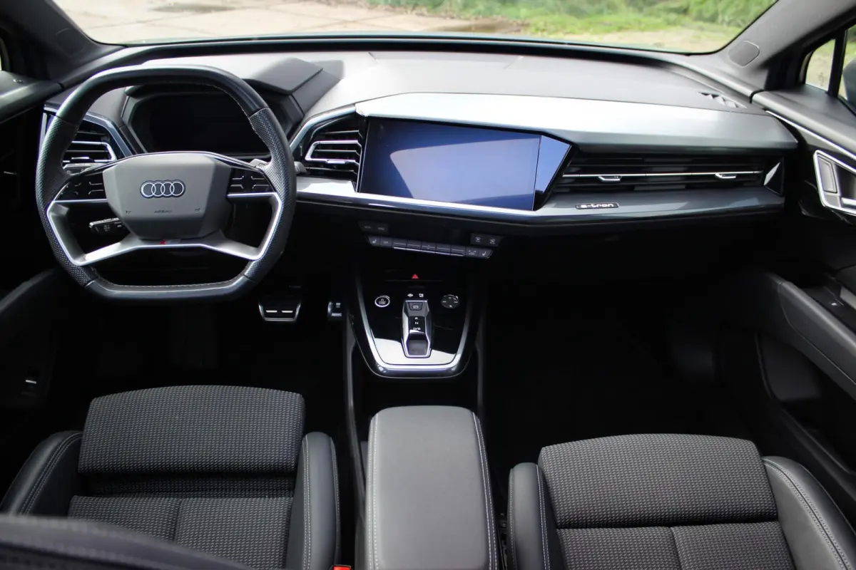 40 Advanced edition 77 kWh // 97,4% SoH | S-line | Panoramadak | Black Optic | Camera | Smartphone pakket | Keyless Advanced