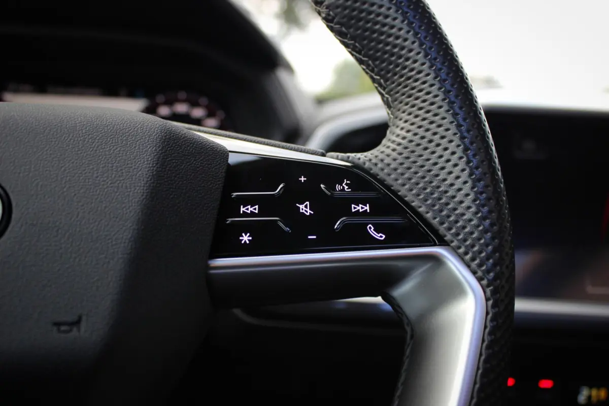 40 Advanced edition 77 kWh // 97,4% SoH | S-line | Panoramadak | Black Optic | Camera | Smartphone pakket | Keyless Advanced