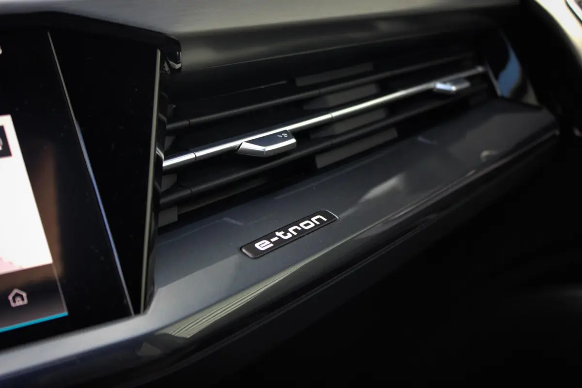 40 Advanced edition 77 kWh // 97,4% SoH | S-line | Panoramadak | Black Optic | Camera | Smartphone pakket | Keyless Advanced