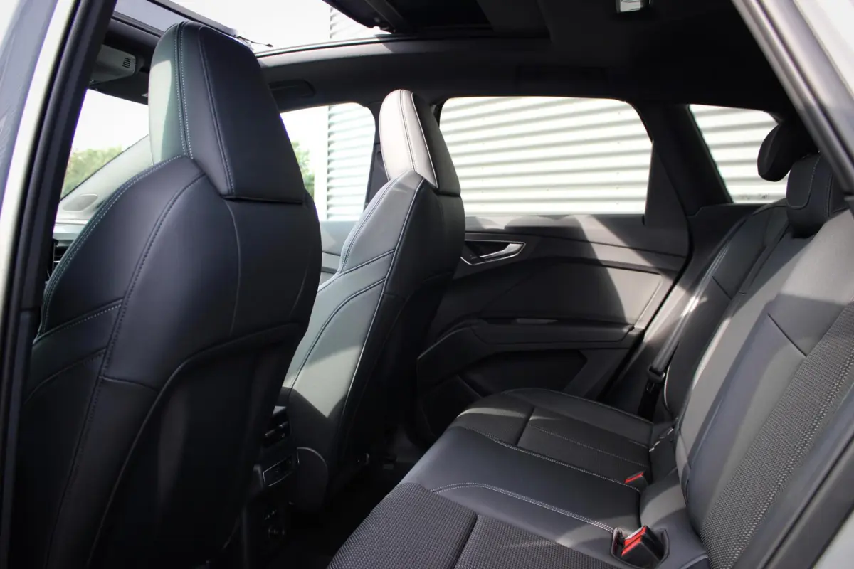 40 Advanced edition 77 kWh // 97,4% SoH | S-line | Panoramadak | Black Optic | Camera | Smartphone pakket | Keyless Advanced