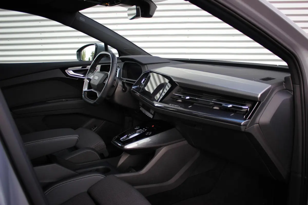 40 Advanced edition 77 kWh // 97,4% SoH | S-line | Panoramadak | Black Optic | Camera | Smartphone pakket | Keyless Advanced