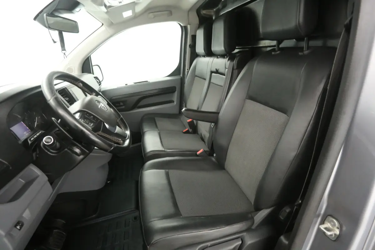 2.0 L3H1 180PK | Automaat | Clima | Cruise | Carplay | 3 Zits | Trekhaak | Parkeersens.
