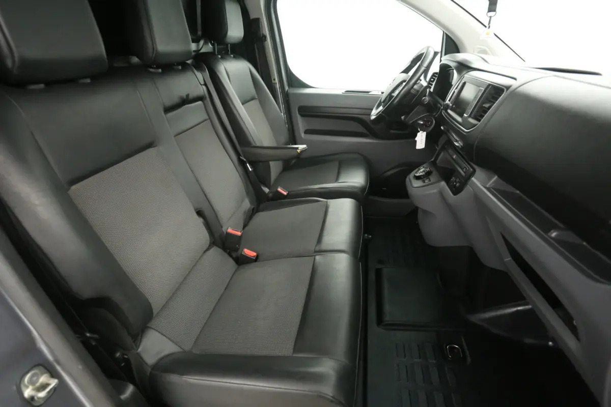 2.0 L3H1 180PK | Automaat | Clima | Cruise | Carplay | 3 Zits | Trekhaak | Parkeersens.