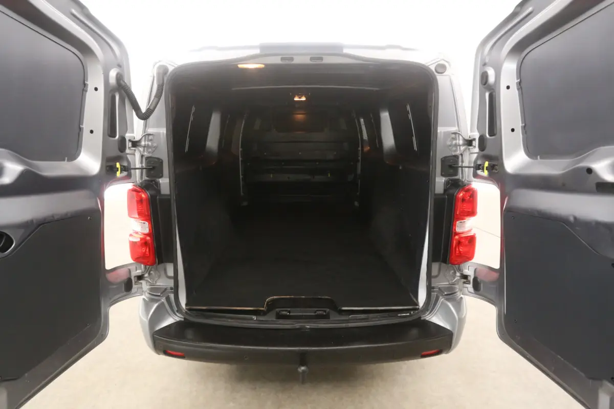 2.0 L3H1 180PK | Automaat | Clima | Cruise | Carplay | 3 Zits | Trekhaak | Parkeersens.
