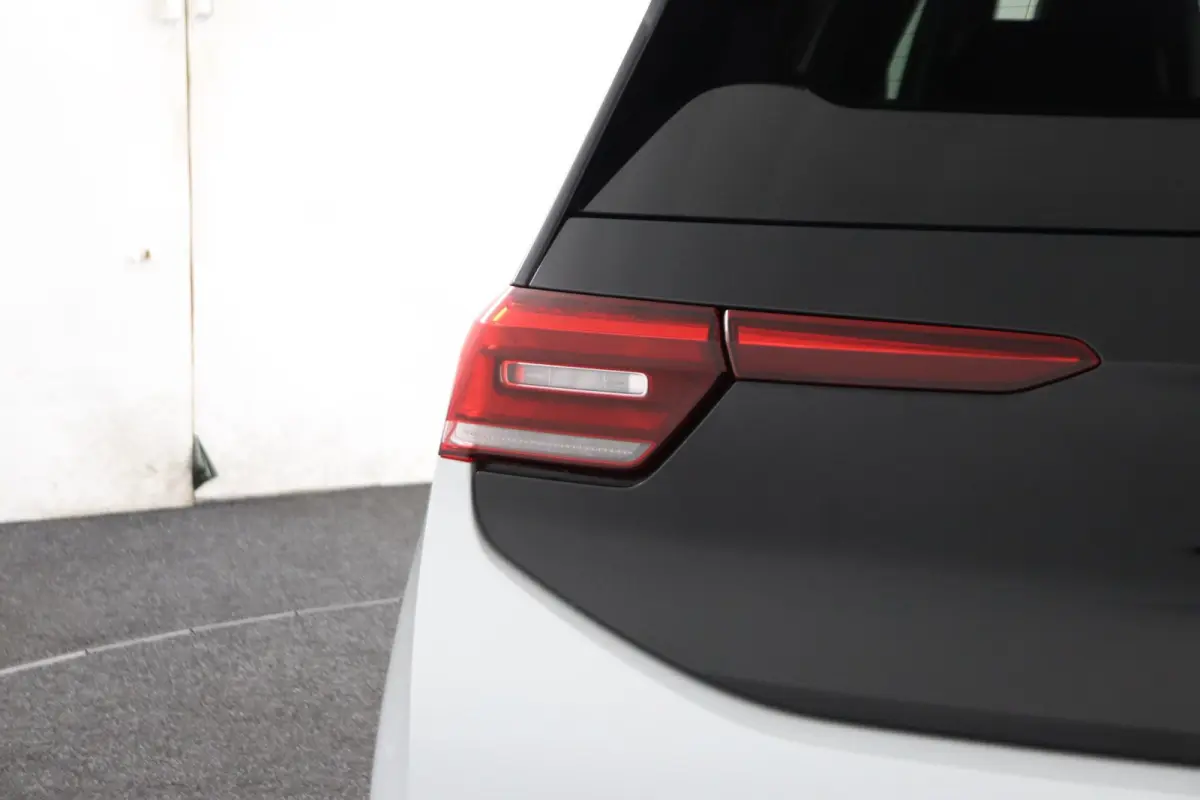 First Plus 58 kWh | stoelverwarming | adaptieve cruise control | achteruitrijcamera |