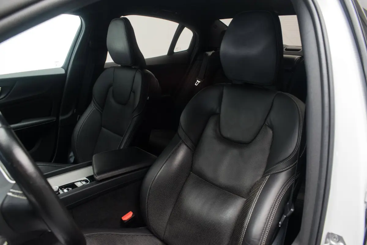 2.0 B3 R-Design Black Pack NL-auto [ Massage Stoelkoeling/verwarming Harman-Kardon Nappa Memory Pilot Assist DAB ]