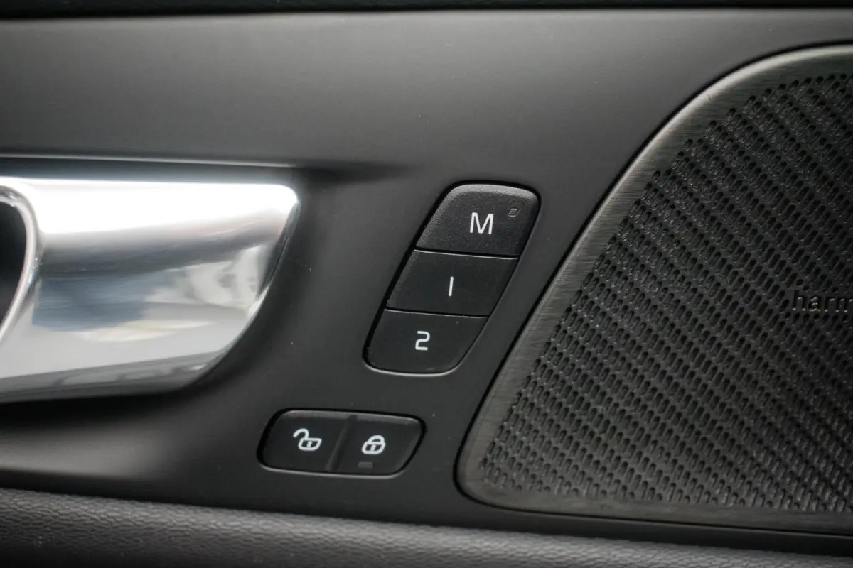 2.0 B3 R-Design Black Pack NL-auto [ Massage Stoelkoeling/verwarming Harman-Kardon Nappa Memory Pilot Assist DAB ]