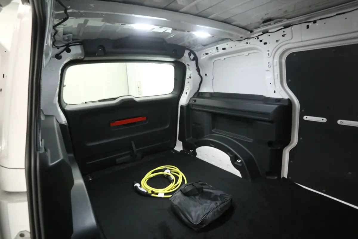 77 kWh 204PK L1H1 | Snelladen | SOH 95% | Airco | Cruise | Carplay | 3 Zits | Trekhaak | Parkeersens.