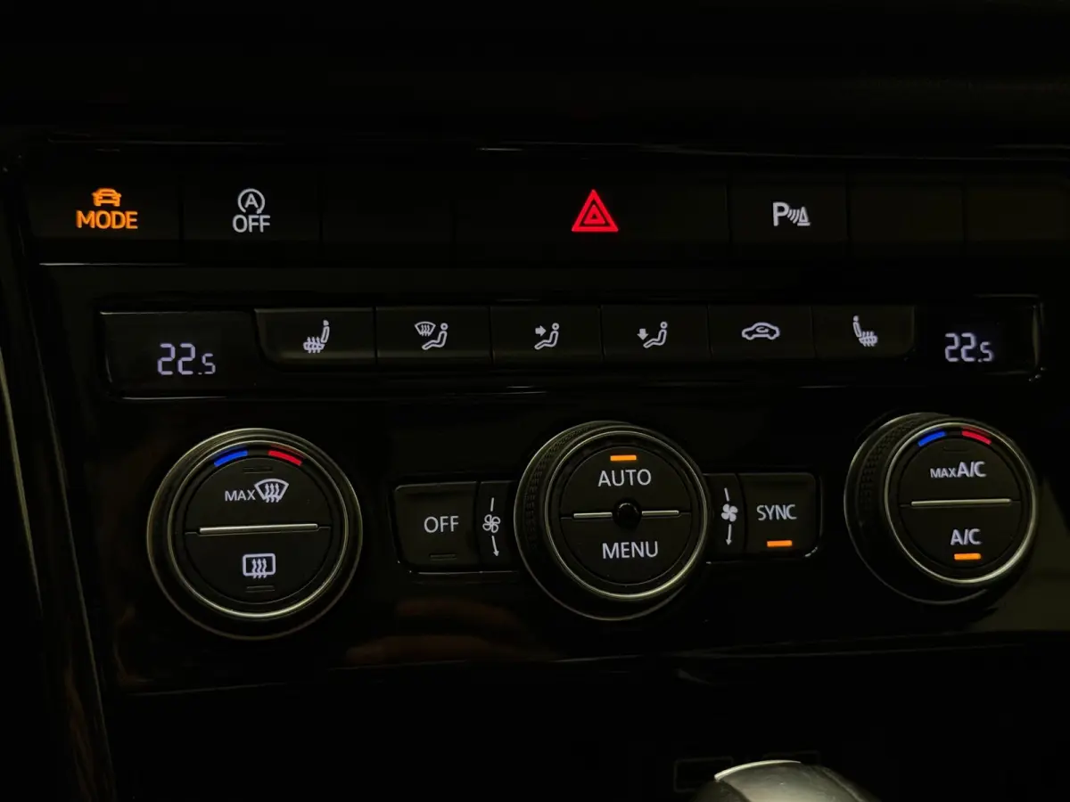 1.5 TSI Sport Business R / PANO / CARPLAY / MODE SPORT / ACC / GARANTIE / LED / DODEHOEK /CAMERA / LUXE LEDER /