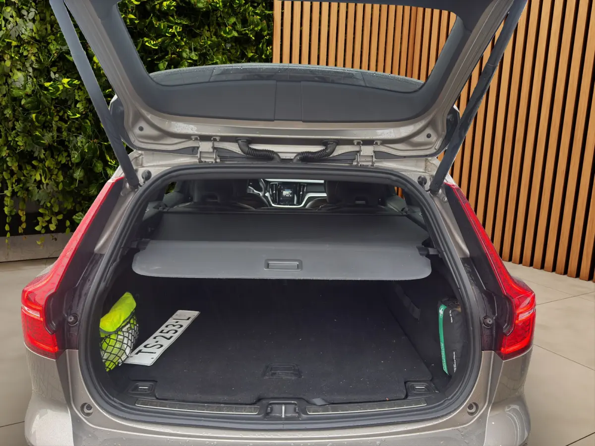 2.0 T5 Inscription | Styling kit | Harman/Kardon | Trekhaak | Camera | Adaptive Cruise | 20" Velgen