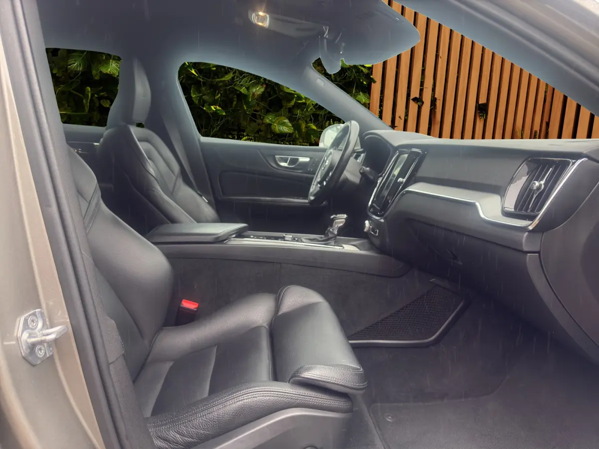 2.0 T5 Inscription | Styling kit | Harman/Kardon | Trekhaak | Camera | Adaptive Cruise | 20" Velgen