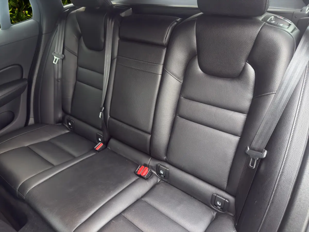 2.0 T5 Inscription | Styling kit | Harman/Kardon | Trekhaak | Camera | Adaptive Cruise | 20" Velgen