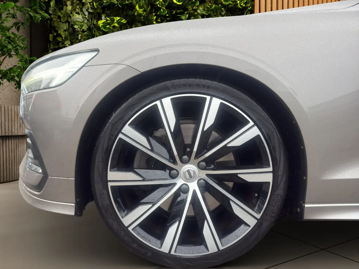 2.0 T5 Inscription | Styling kit | Harman/Kardon | Trekhaak | Camera | Adaptive Cruise | 20" Velgen