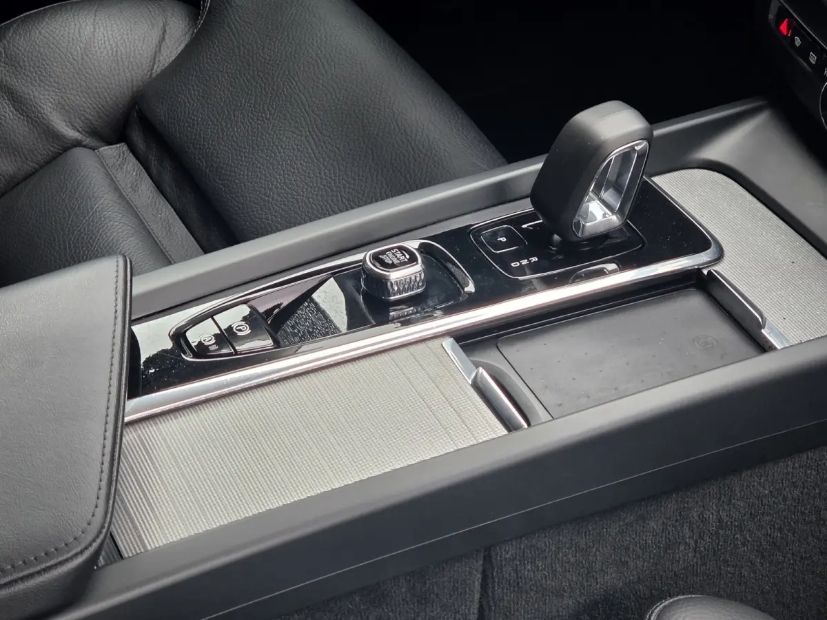 2.0 T6 Plug-in hybrid AWD Plus Dark | Panoramadak | Memory | Camera | Stuur/stoelverwarming | 21" Velgen