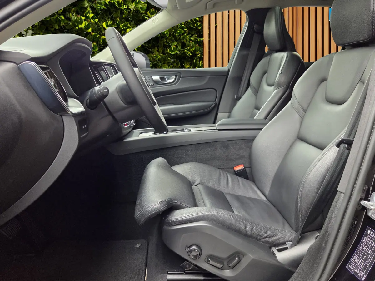 2.0 T6 Plug-in hybrid AWD Plus Dark | Panoramadak | Memory | Camera | Stuur/stoelverwarming | 21" Velgen