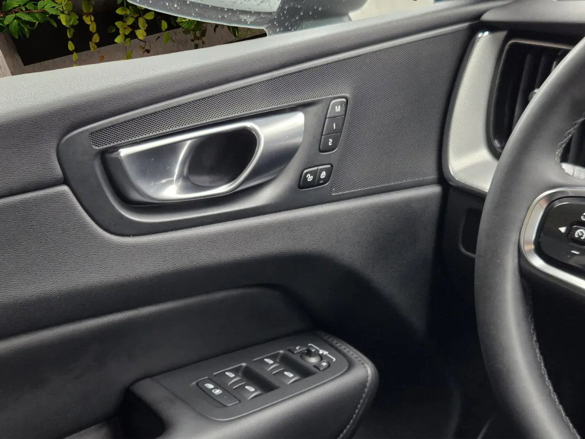 2.0 T6 Plug-in hybrid AWD Plus Dark | Panoramadak | Memory | Camera | Stuur/stoelverwarming | 21" Velgen