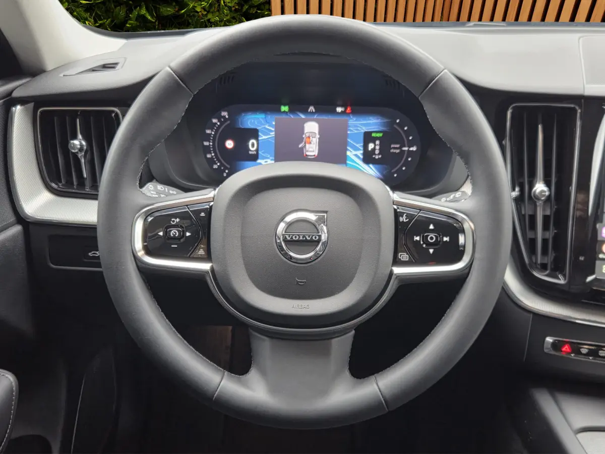 2.0 T6 Plug-in hybrid AWD Plus Dark | Panoramadak | Memory | Camera | Stuur/stoelverwarming | 21" Velgen