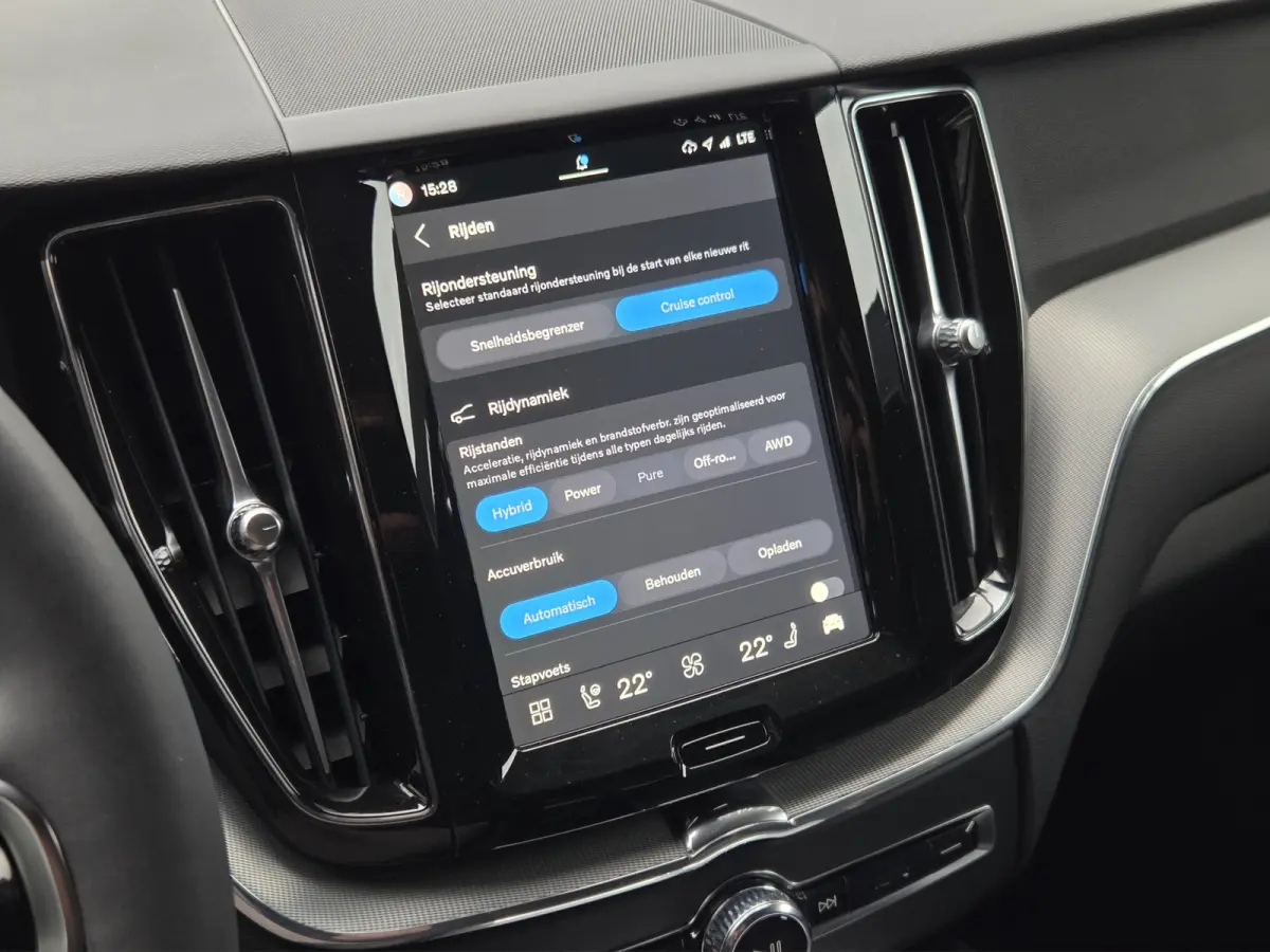 2.0 T6 Plug-in hybrid AWD Plus Dark | Panoramadak | Memory | Camera | Stuur/stoelverwarming | 21" Velgen