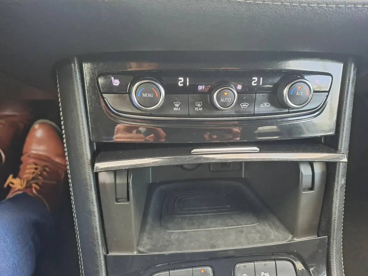 1.2 Turbo Innovation | Stuurverwarming | Stoelverwarming | Navigatie | Achteruitrijcamera | Lane assist | Privacy glas | Afneembare Trekhaak |