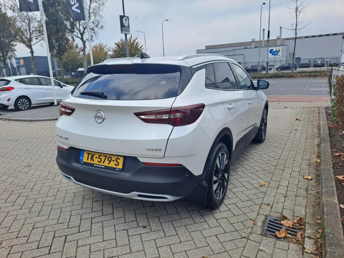 1.2 Turbo Innovation | Stuurverwarming | Stoelverwarming | Navigatie | Achteruitrijcamera | Lane assist | Privacy glas | Afneembare Trekhaak |