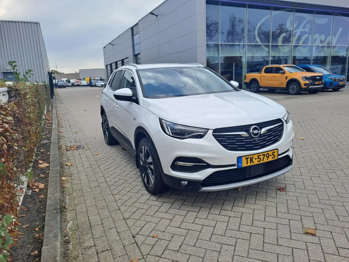 1.2 Turbo Innovation | Stuurverwarming | Stoelverwarming | Navigatie | Achteruitrijcamera | Lane assist | Privacy glas | Afneembare Trekhaak |