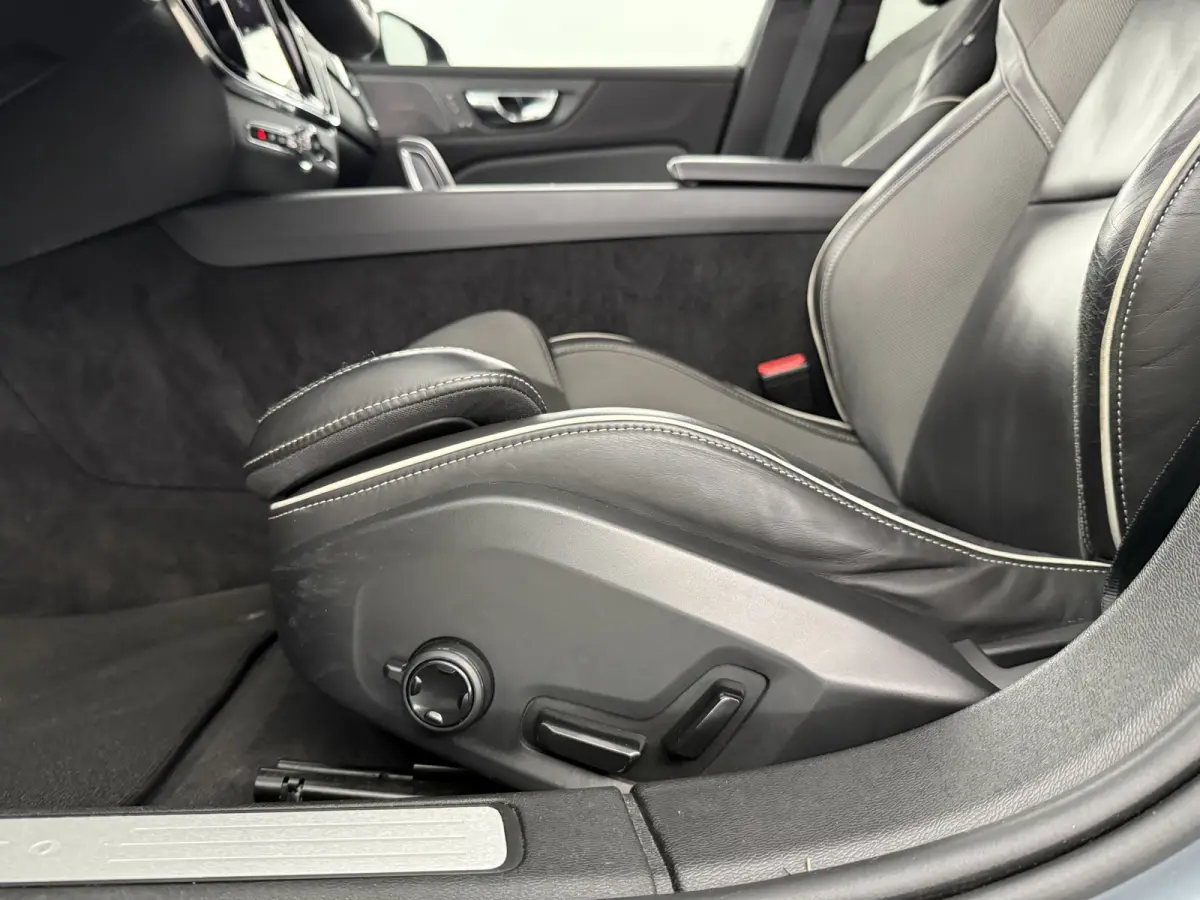2.0 B4 R-Design Black Optic | Pano | Virtual | Memory | H/K | Camera | Carplay | Cruise | NAP
