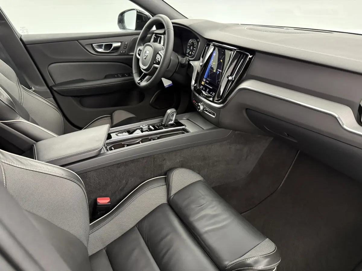 2.0 B4 R-Design Black Optic | Pano | Virtual | Memory | H/K | Camera | Carplay | Cruise | NAP