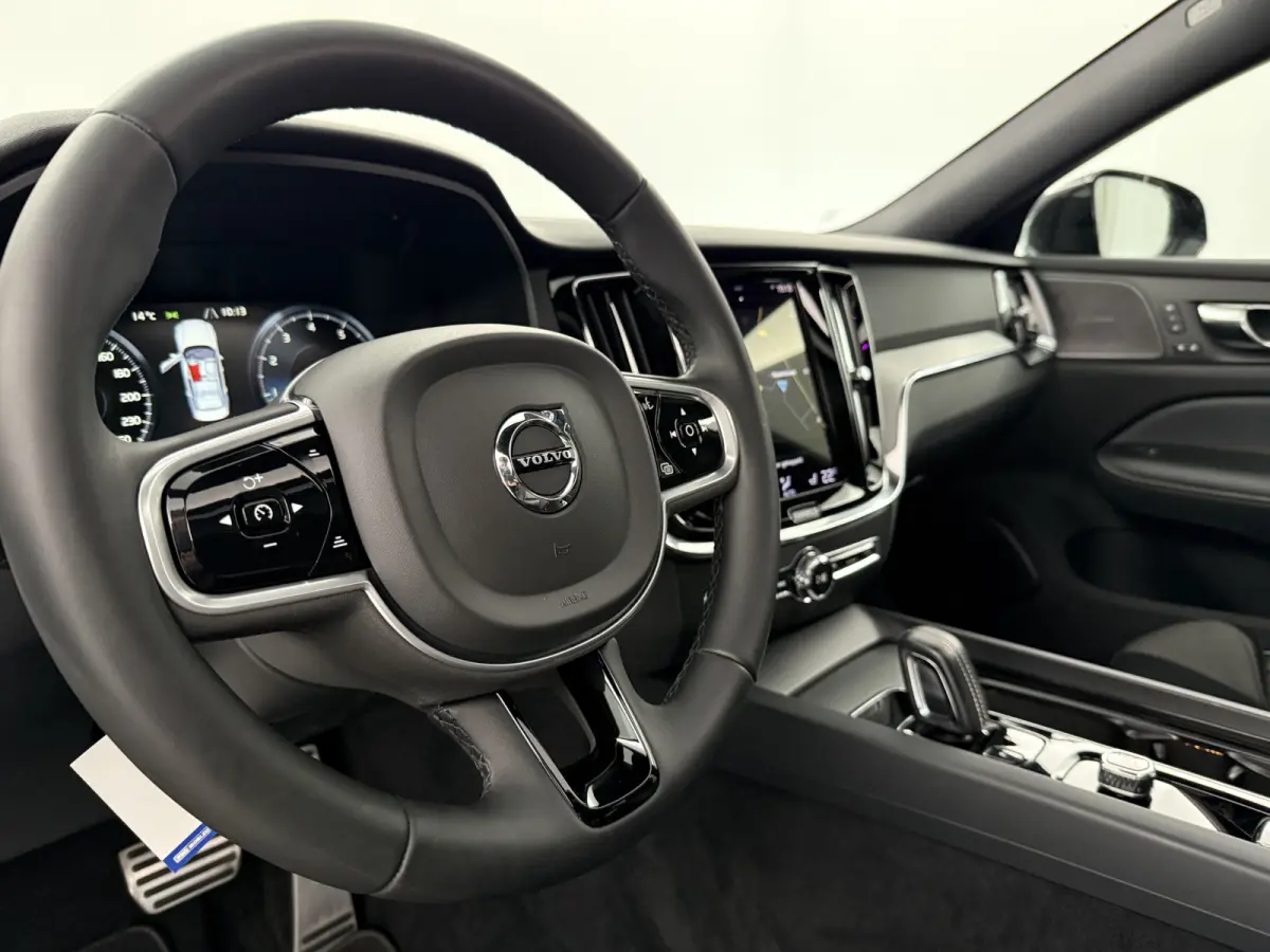 2.0 B4 R-Design Black Optic | Pano | Virtual | Memory | H/K | Camera | Carplay | Cruise | NAP