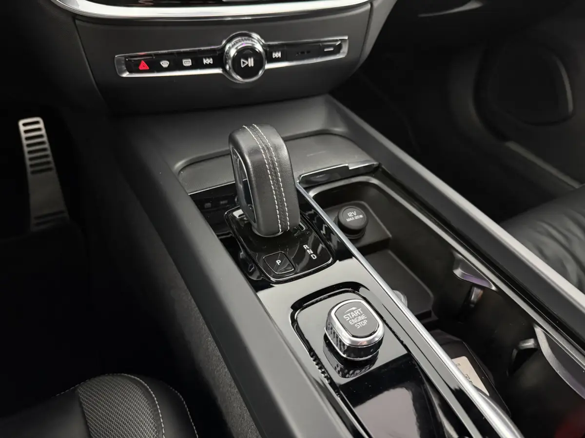 2.0 B4 R-Design Black Optic | Pano | Virtual | Memory | H/K | Camera | Carplay | Cruise | NAP