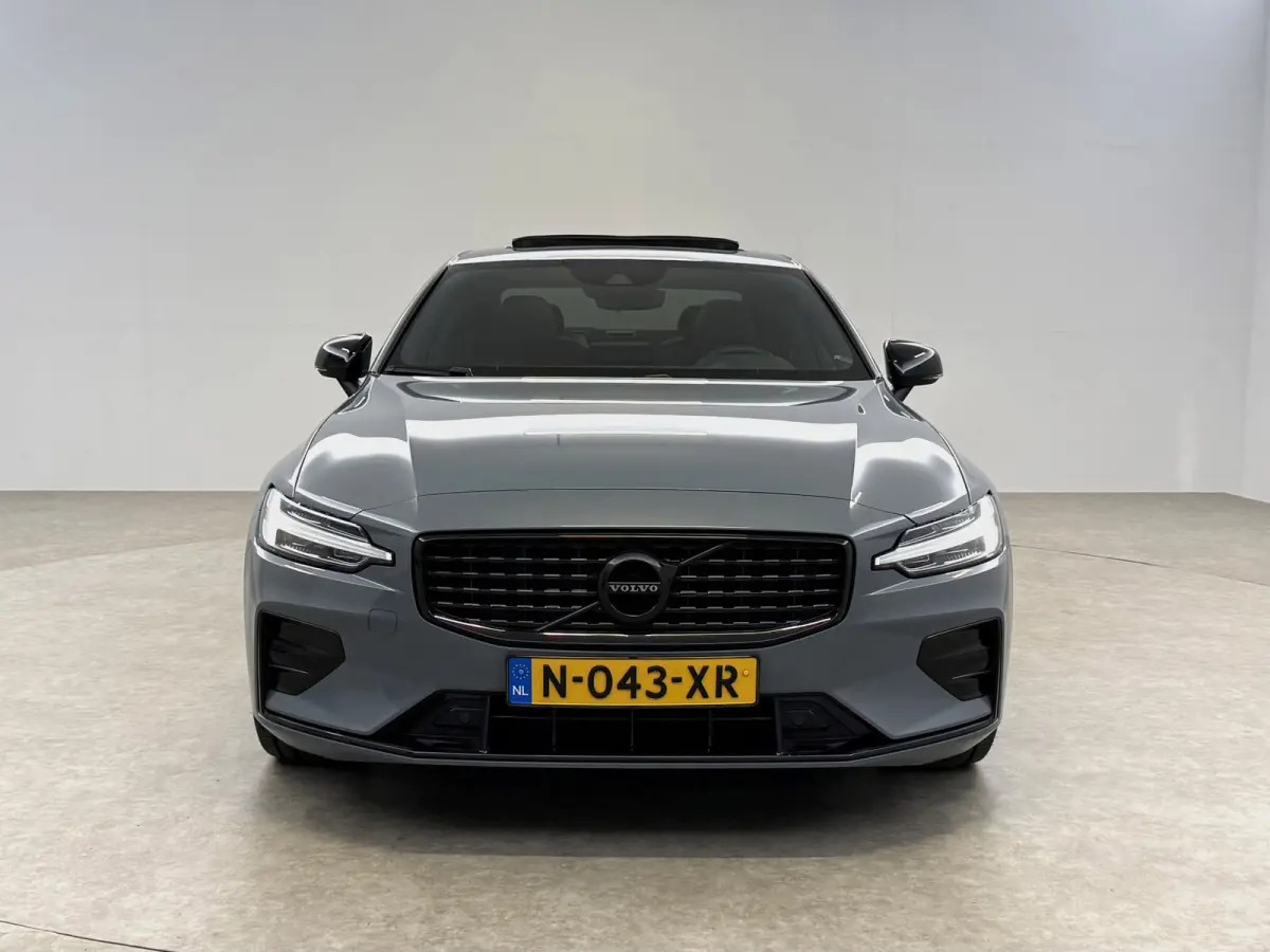 2.0 B4 R-Design Black Optic | Pano | Virtual | Memory | H/K | Camera | Carplay | Cruise | NAP