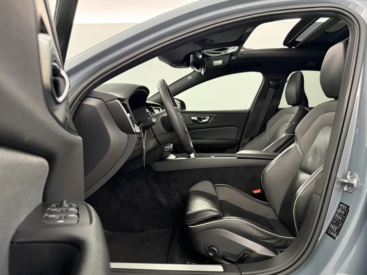 2.0 B4 R-Design Black Optic | Pano | Virtual | Memory | H/K | Camera | Carplay | Cruise | NAP