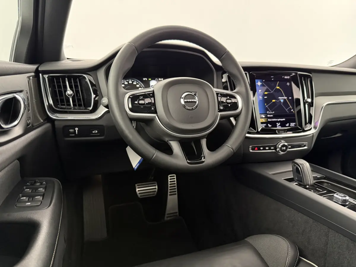2.0 B4 R-Design Black Optic | Pano | Virtual | Memory | H/K | Camera | Carplay | Cruise | NAP
