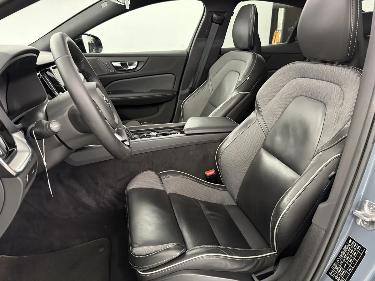 2.0 B4 R-Design Black Optic | Pano | Virtual | Memory | H/K | Camera | Carplay | Cruise | NAP