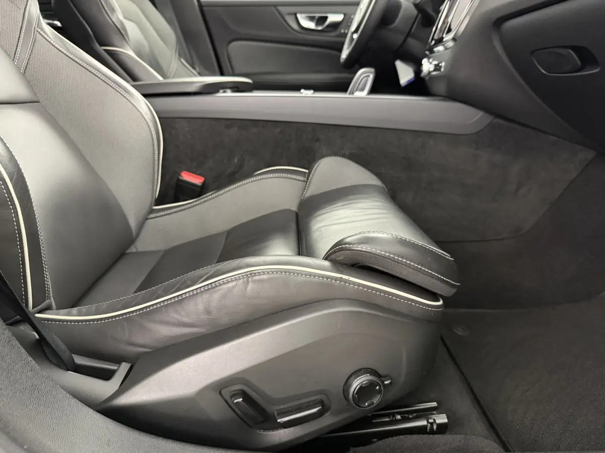 2.0 B4 R-Design Black Optic | Pano | Virtual | Memory | H/K | Camera | Carplay | Cruise | NAP