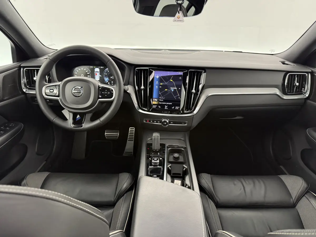 2.0 B4 R-Design Black Optic | Pano | Virtual | Memory | H/K | Camera | Carplay | Cruise | NAP