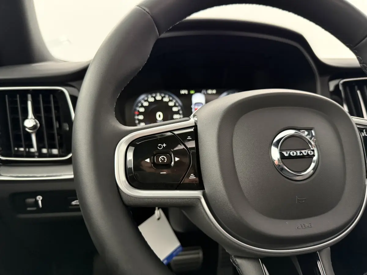 2.0 B4 R-Design Black Optic | Pano | Virtual | Memory | H/K | Camera | Carplay | Cruise | NAP