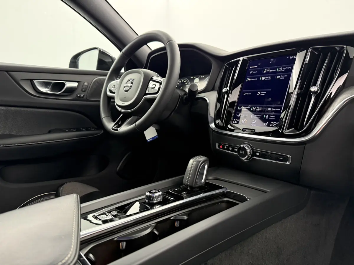 2.0 B4 R-Design Black Optic | Pano | Virtual | Memory | H/K | Camera | Carplay | Cruise | NAP