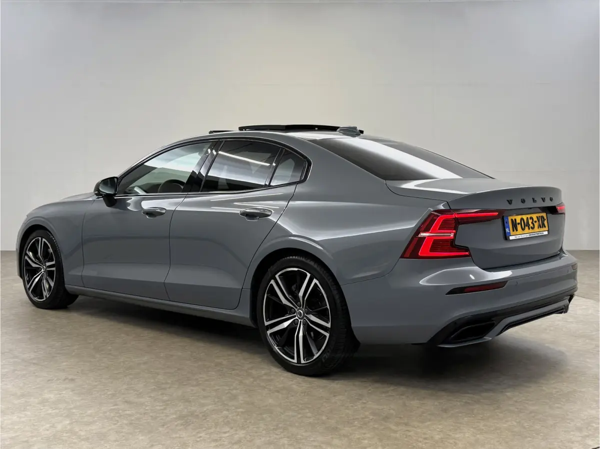 2.0 B4 R-Design Black Optic | Pano | Virtual | Memory | H/K | Camera | Carplay | Cruise | NAP