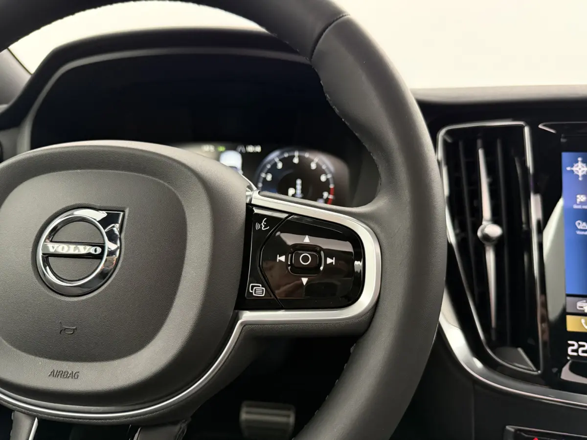 2.0 B4 R-Design Black Optic | Pano | Virtual | Memory | H/K | Camera | Carplay | Cruise | NAP