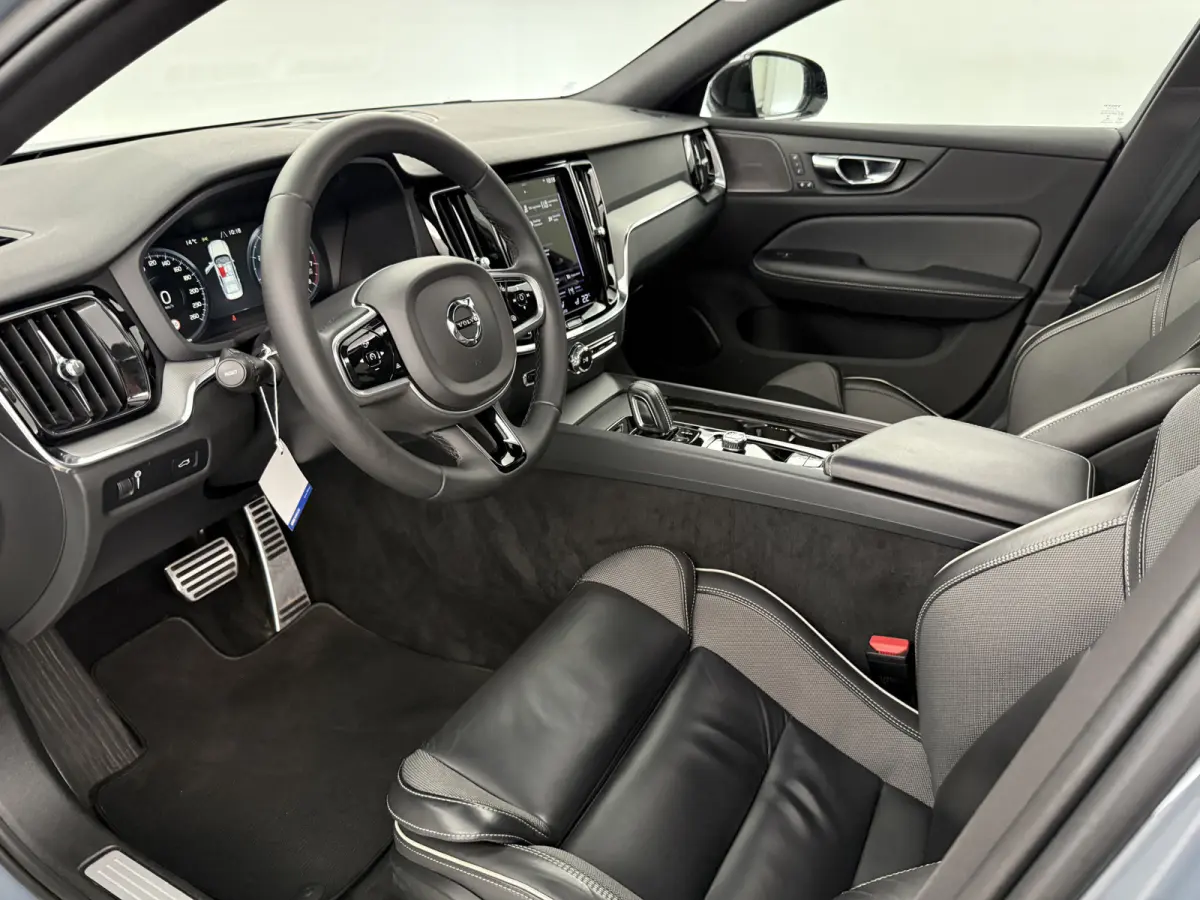 2.0 B4 R-Design Black Optic | Pano | Virtual | Memory | H/K | Camera | Carplay | Cruise | NAP