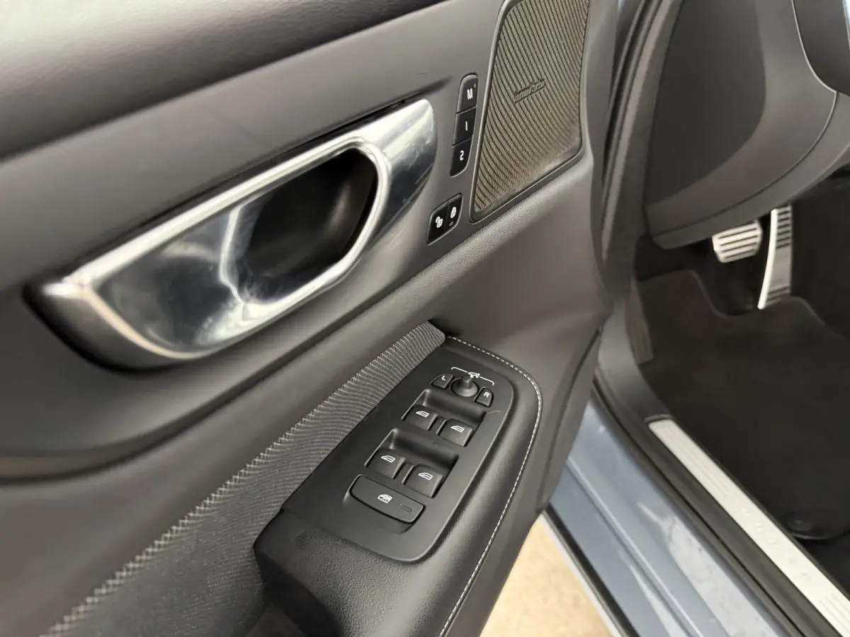 2.0 B4 R-Design Black Optic | Pano | Virtual | Memory | H/K | Camera | Carplay | Cruise | NAP