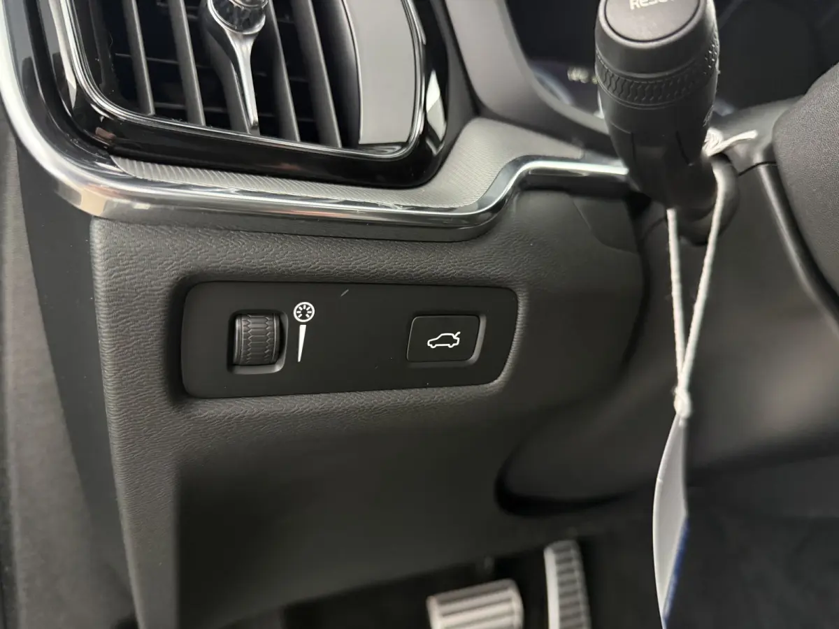 2.0 B4 R-Design Black Optic | Pano | Virtual | Memory | H/K | Camera | Carplay | Cruise | NAP