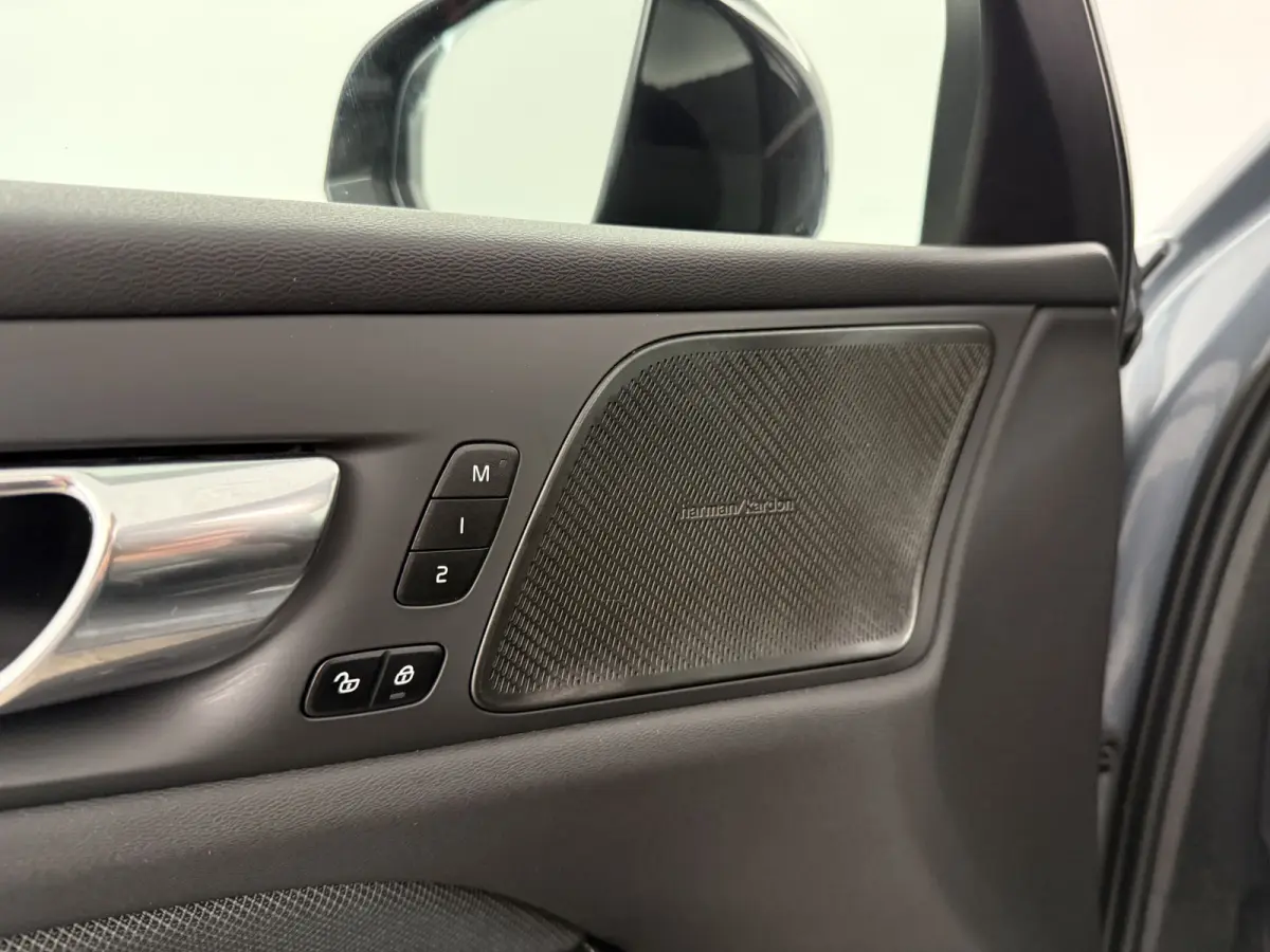 2.0 B4 R-Design Black Optic | Pano | Virtual | Memory | H/K | Camera | Carplay | Cruise | NAP